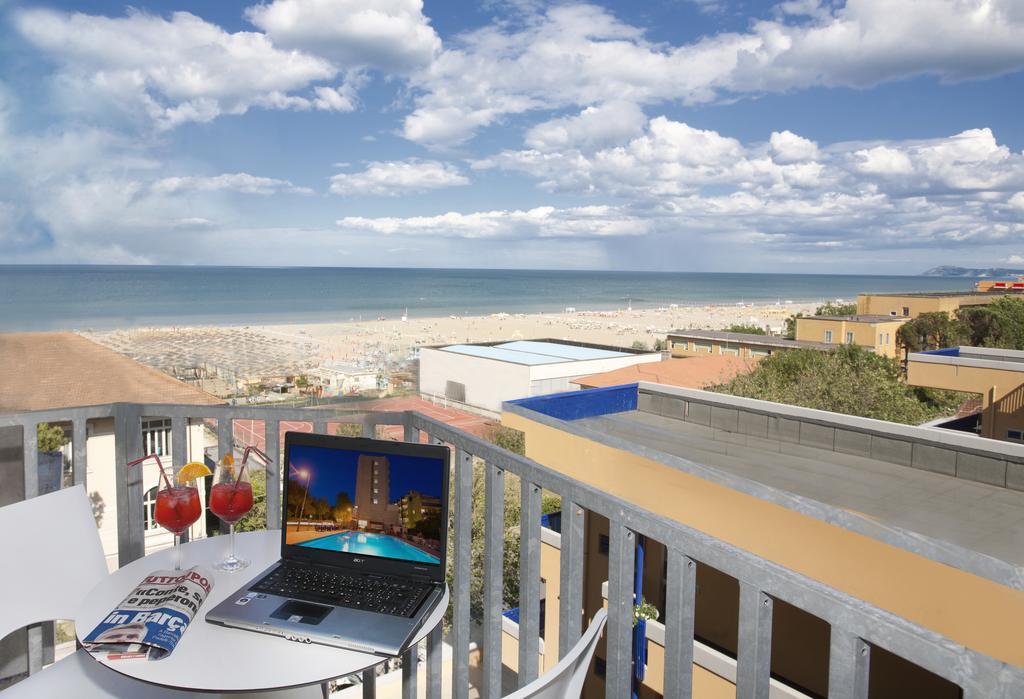 Hotel Jumbo Ріміні Екстер'єр фото