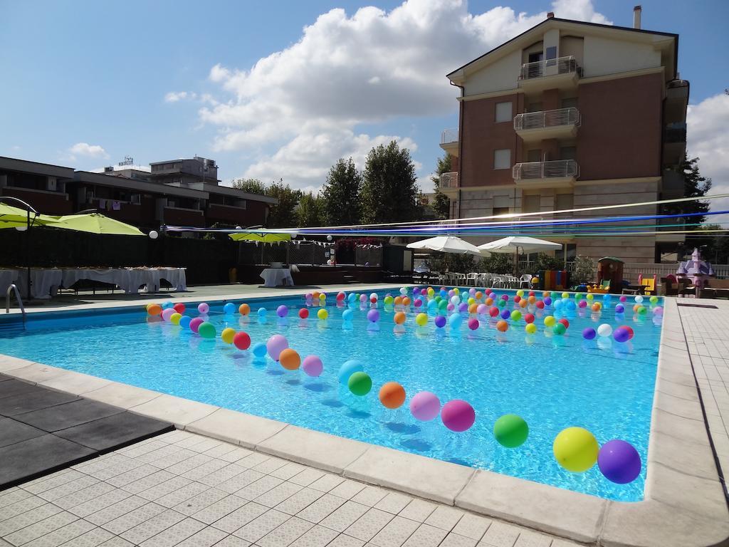 Hotel Jumbo Ріміні Екстер'єр фото