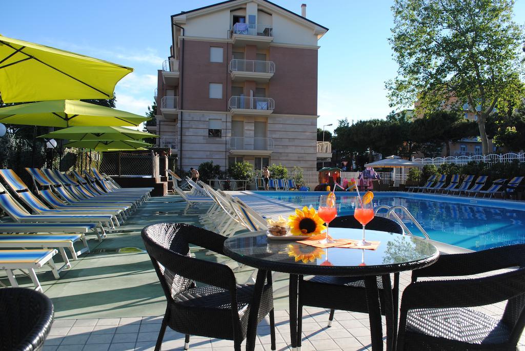 Hotel Jumbo Ріміні Екстер'єр фото
